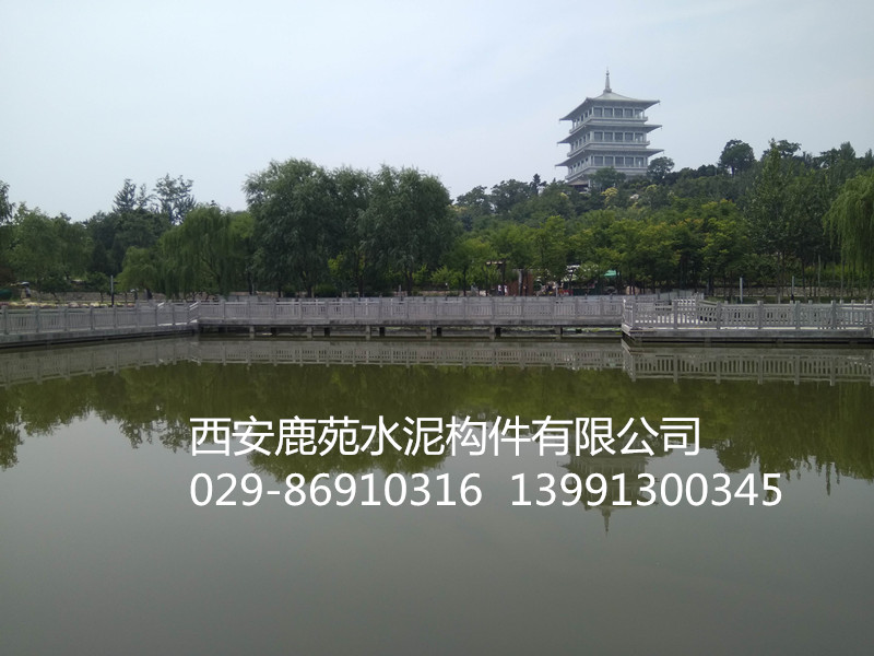 供应西安世博园九曲桥人工湖水泥仿木护栏
