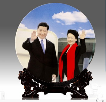 主席摆件陶瓷纪念盘批发，一带一路骨瓷瓷盘定做厂家